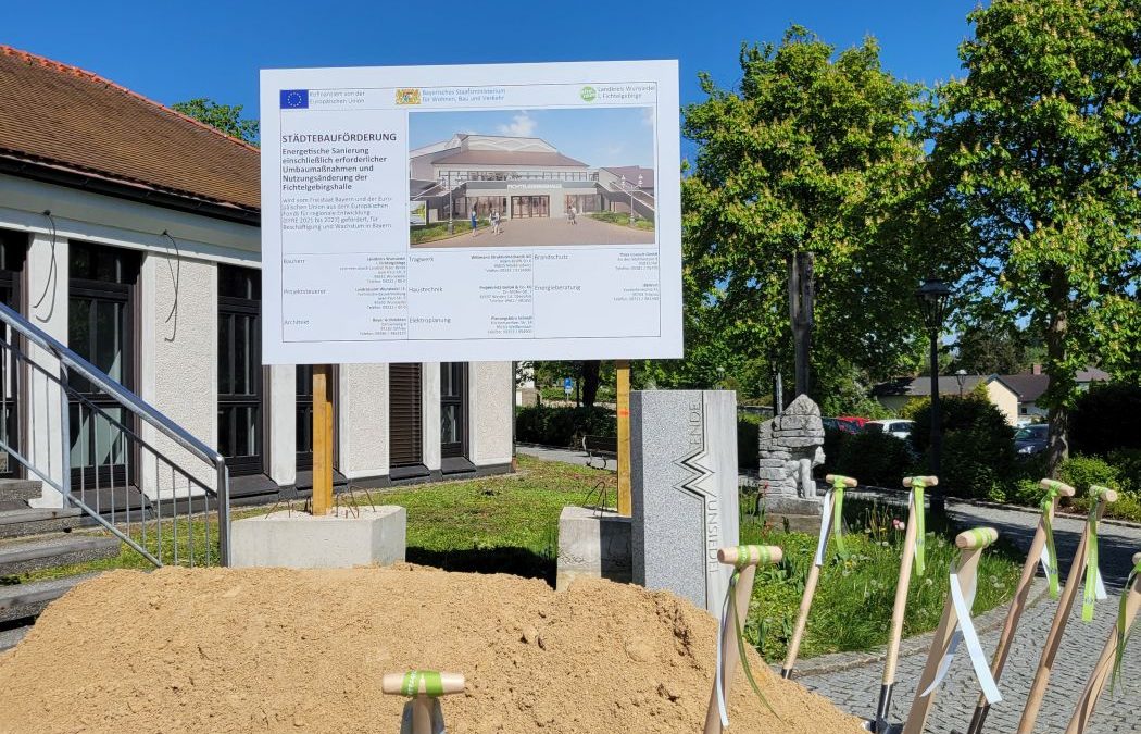 Spatenstich für die Energetische Sanierung der Fichtelgebirgshalle in Wunsiedel